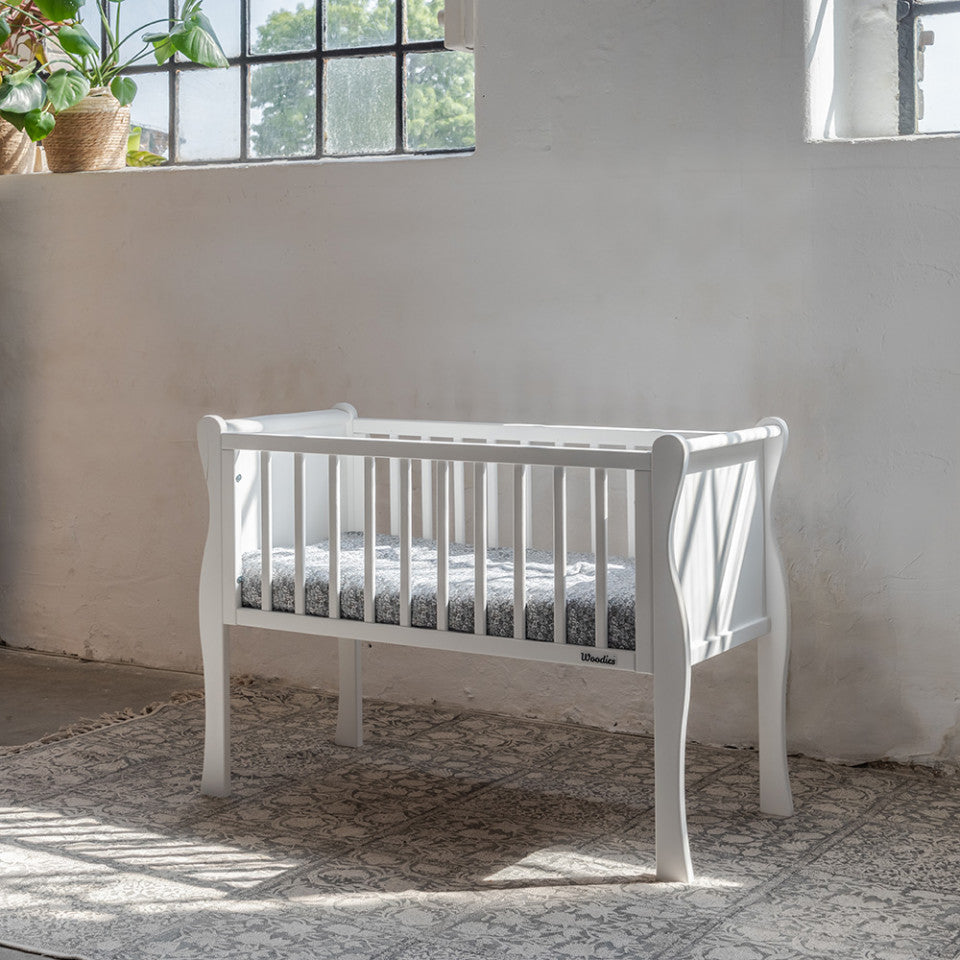 Noble Crib - Patut Mic 90 x 40 cm Alb, Din Lemn Masiv, Woodies Safe Dreams